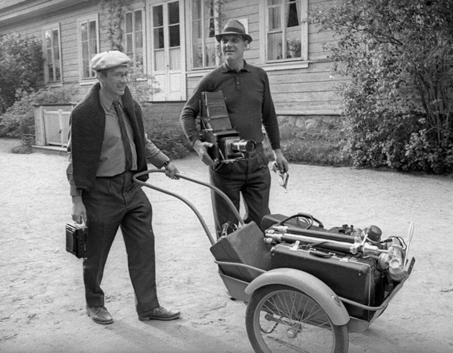 Фотокорреспонденты Евгений Кассин и Владимир Савостьянов. Автор: Виктор Ахломов. Псковская область, Пушкиногорский район, село Михайловское.