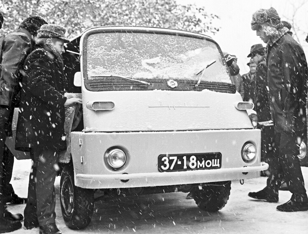 Парад-конкурс любительских авто. «Муравей» самодеятельного конструктора О. Иваченко построен по проекту советского дизайнера Э. Молчанова.