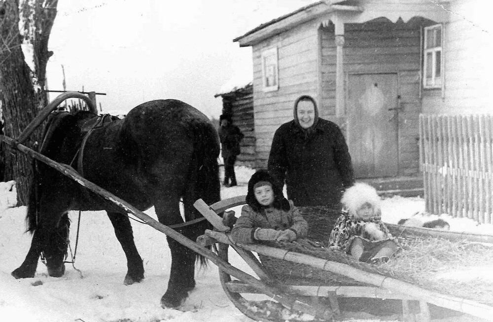 В повозке у дома зимой. 1979–1980 годы. Неизвестный автор.
