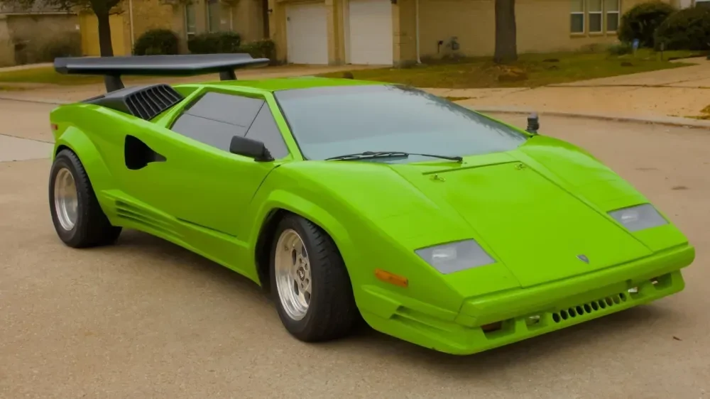 Lamborghini Countach оценили всего в 430 тысяч рублей, но он ненастоящий