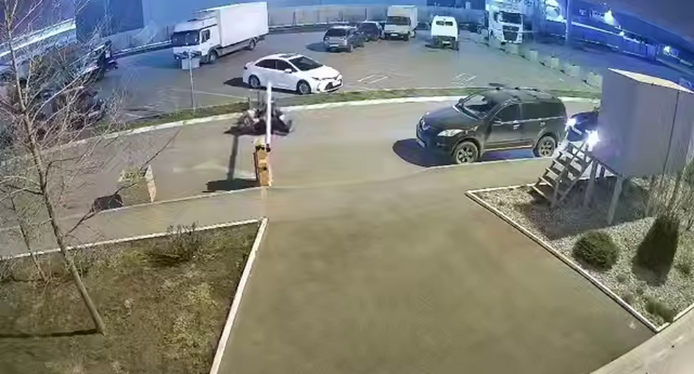 В Краснодаре курьер врезался в шлагбаум