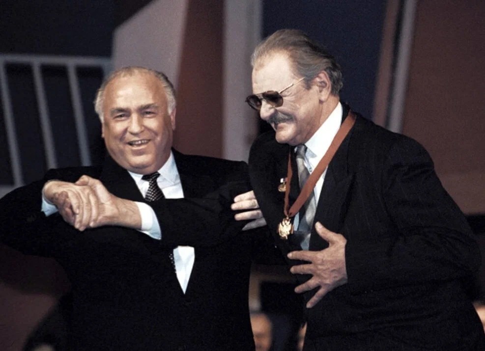 Виктор Черномырдин и Юрий Яковлев на праздновании 75-летия Государственного театра им. Е. Вахтангова, 1996 год.