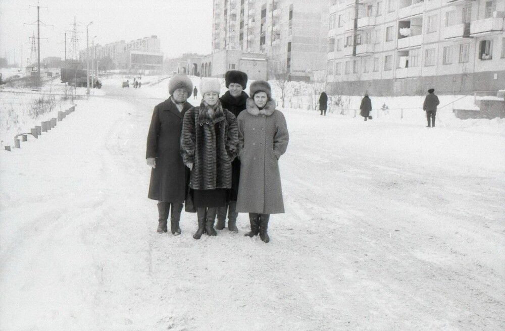 Жительницы Сызрани на фоне микрорайона и ДК "Горизонт", январь 1990 г.