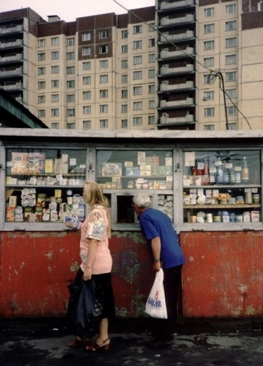 Продуктовый ларёк на юго-западе Санкт-Петербурга, 1998 год.