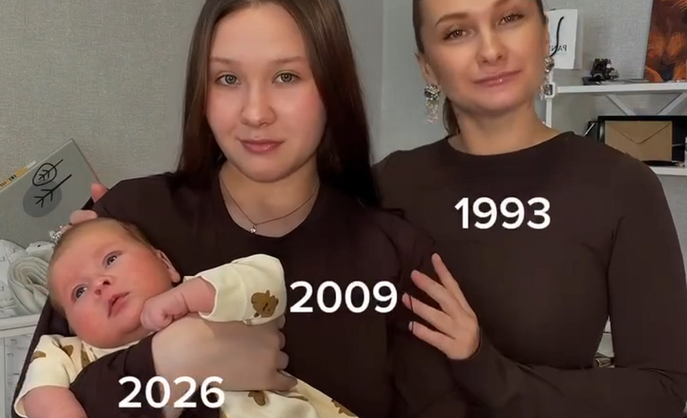 Молодая бабушка с дочкой и внучкой