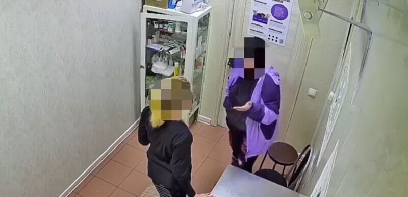 «Я тебя сейчас сломаю»:женщина напала на сотрудницу ветклиники из-за отказа делать укол собаке без осмотра