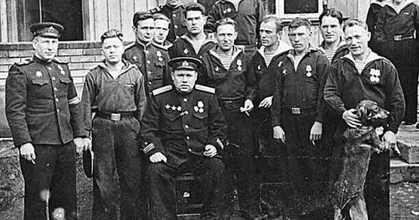 Август 1941 г.-аквалангисты РОН отбуксировали морскую мину и разрушили мост через реку Нарва, к которому подошли немецкие войска.