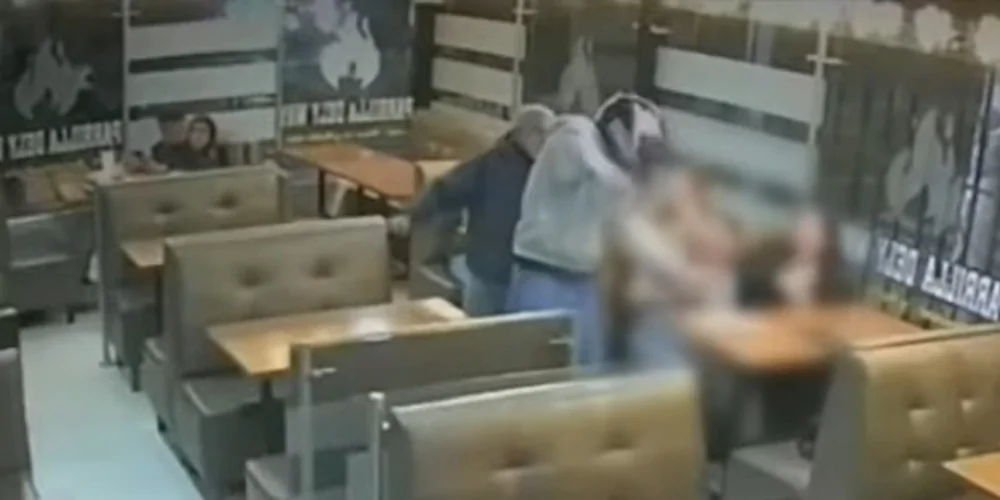 В Боготе посетители ресторана сами задержали вооружённого грабителя