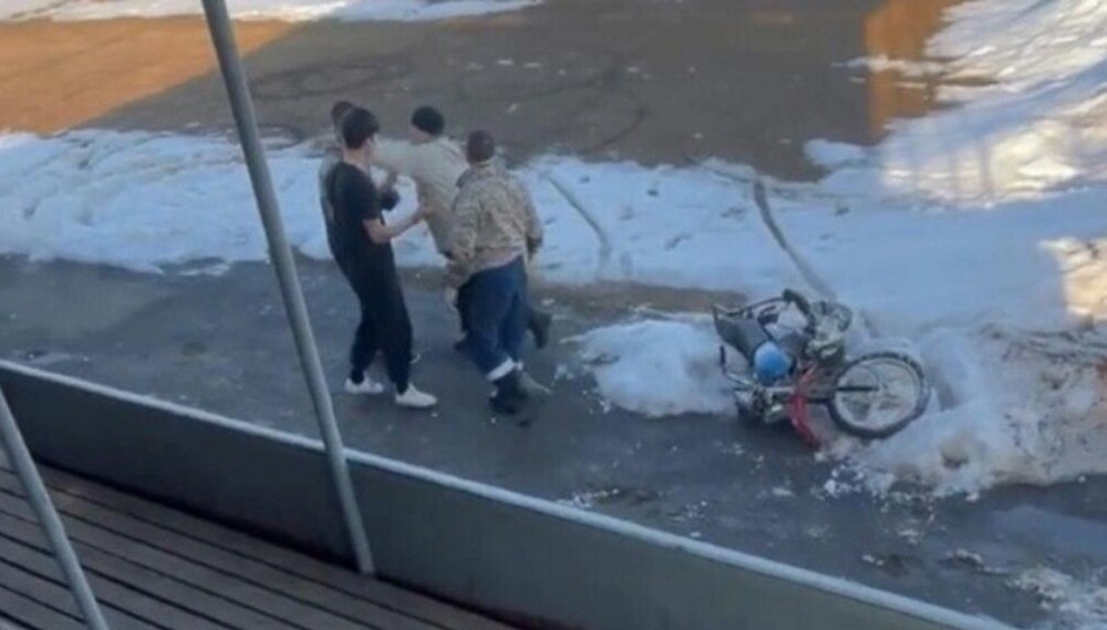 На Урале учитель ударил по лицу школьника в попытке защитить спортивный стадион