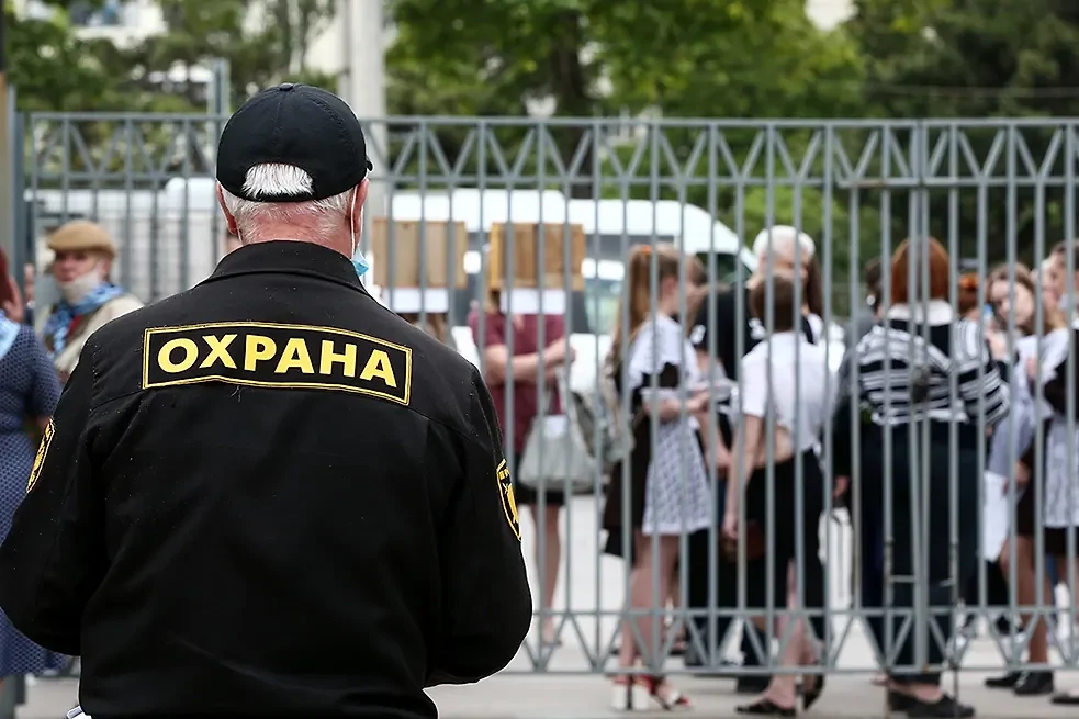 Ах, как же нам остановить школьное насилие? Ах, давайте усилим охрану и уволим школьного психолога