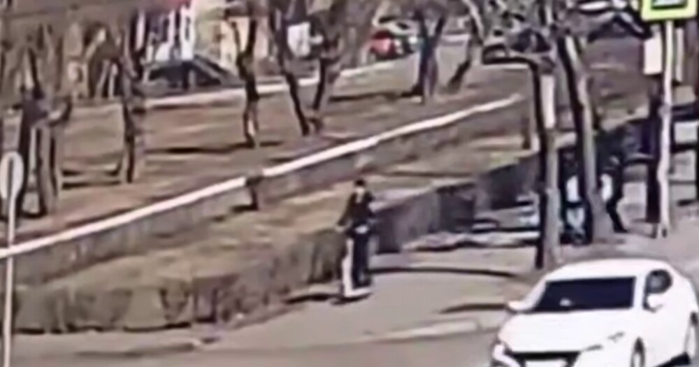 Самокатчик сбил девушку и&nbsp;уехал