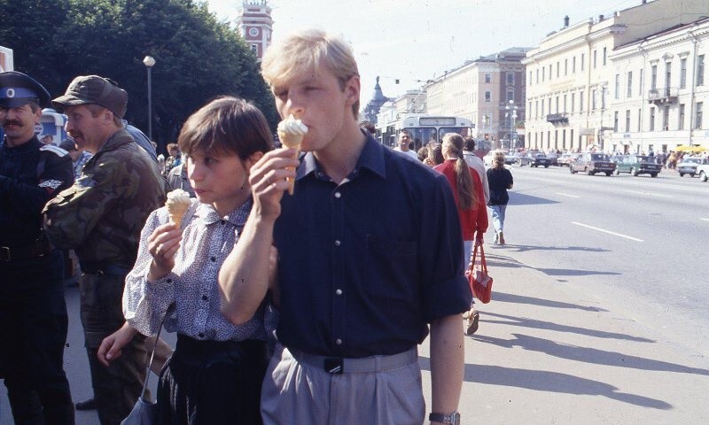 Прохожие на улице. 1993 год. Автор: Всеволод Тарасевич. Санкт-Петербург