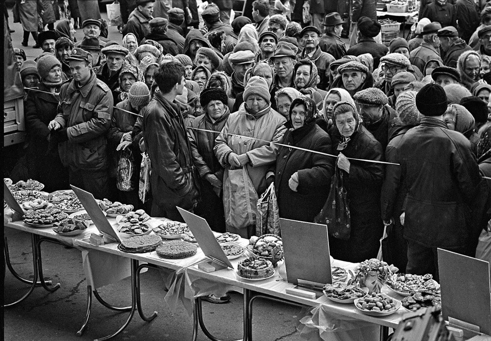 Презентация новой продукции челябинских хлебокомбинатов. 1996 год. Автор: А. Шулепов. Челябинск.