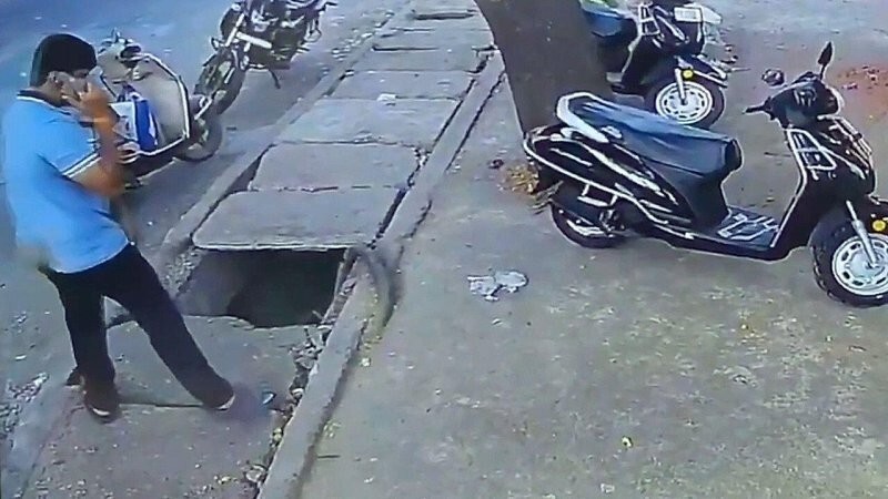 Мужчина провалился в яму, наступив на край  плитки
