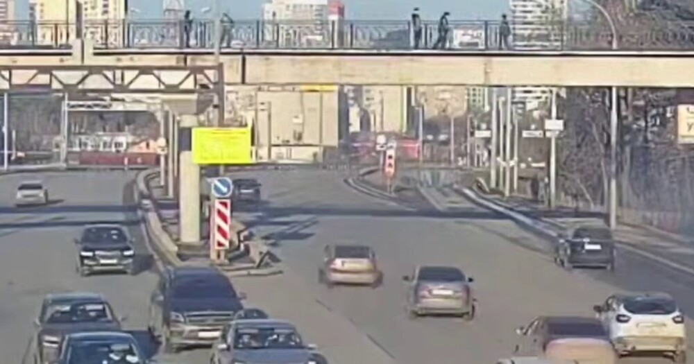 Школьники скинули самокат на автобус