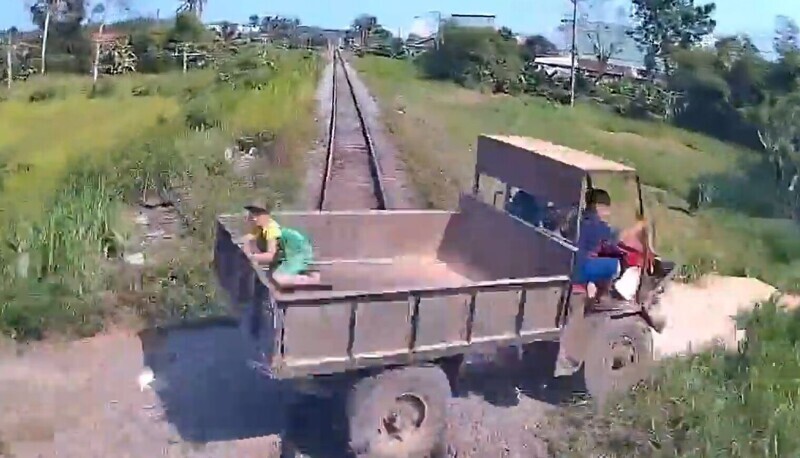 Неудачное место: поезд снес грузовик на железнодорожном переезде