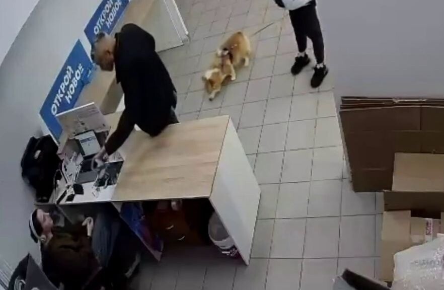 В Уфе мужчина избил женщину, которая заступилась за сотрудницу пункта выдачи заказов