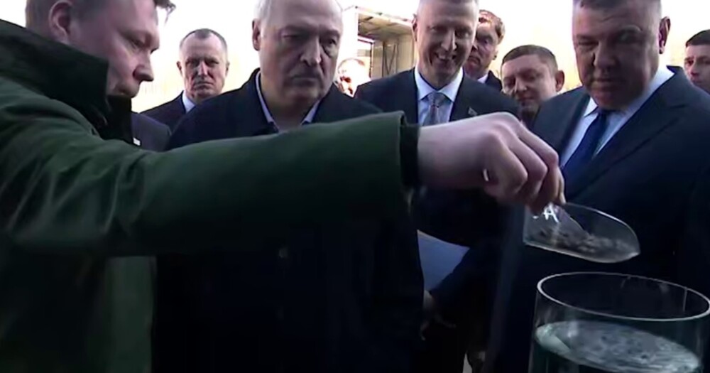 Работник рыбхоза попробовал корм для рыб на глазах у Лукашенко