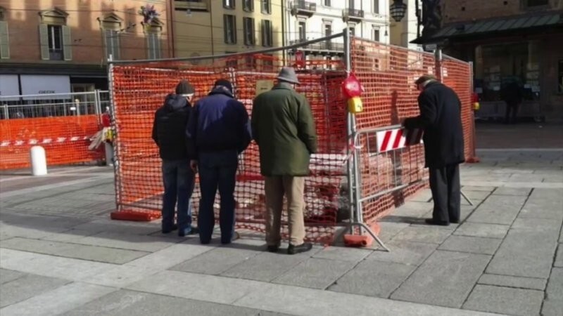 «Umarell»: итальянские пенсионеры следят за стройками из-за забора