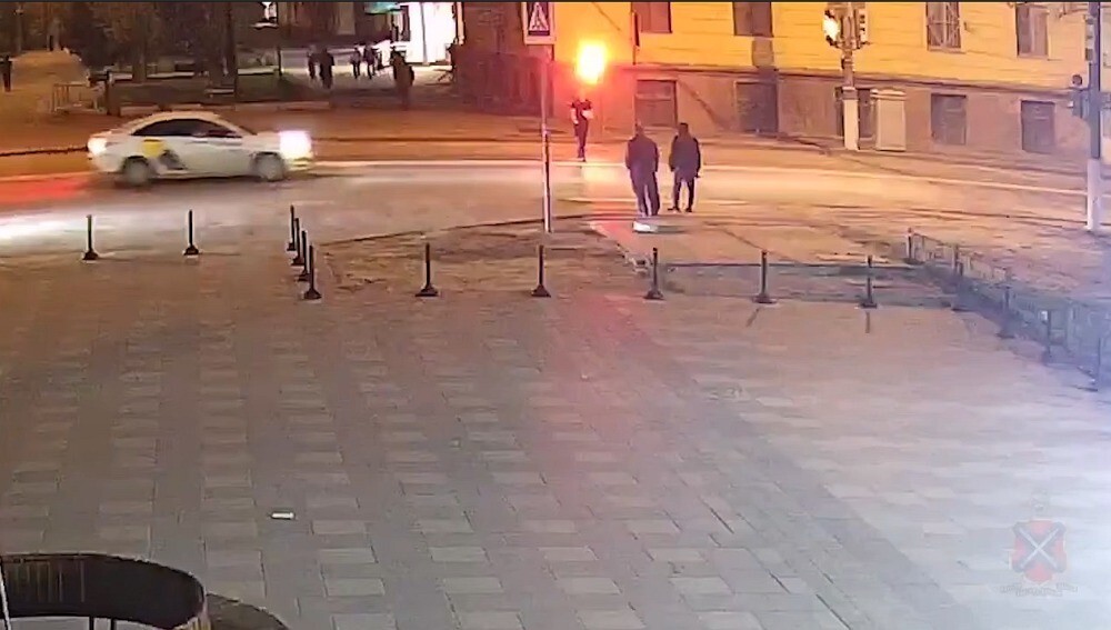 Мотоциклист сбил подростка на пешеходном переходе, а потом скрылся с места аварии