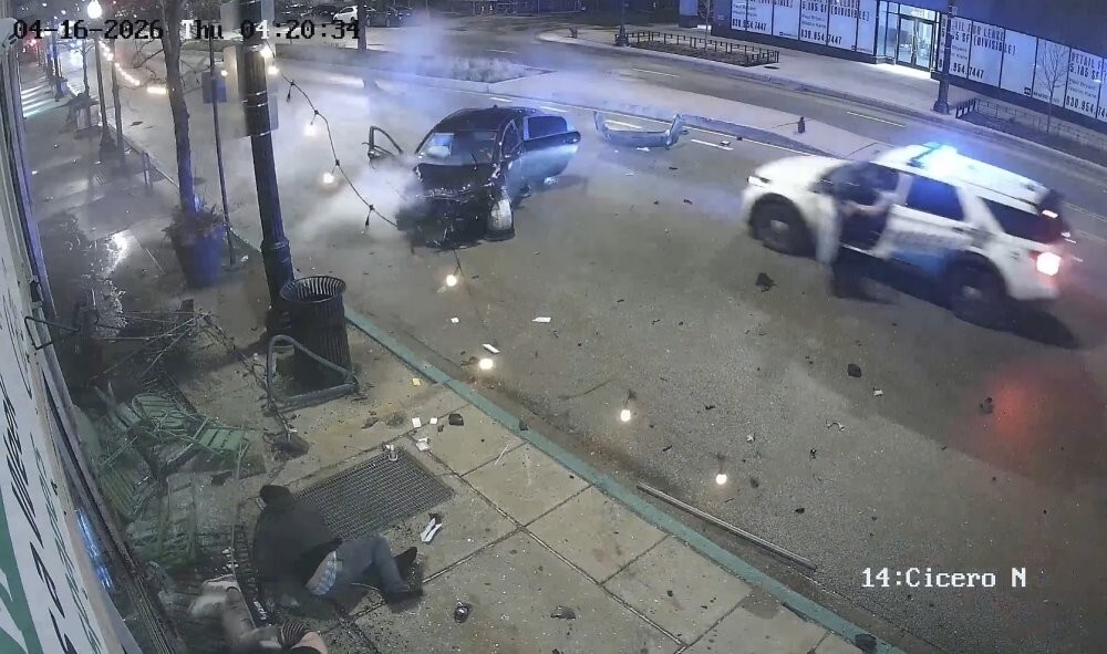 Угнанный автомобиль с "детишками" во время погони влетел в кафе 