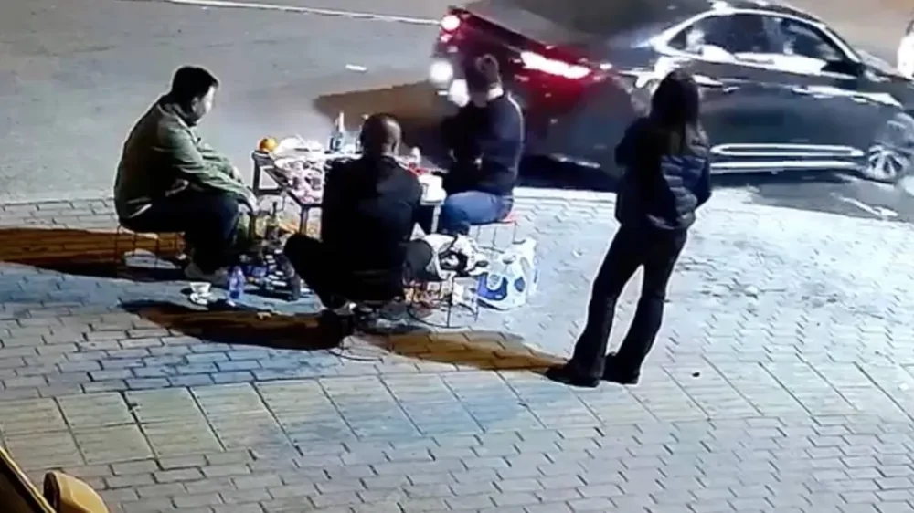 В Китае водитель протаранил людей — он утверждает, что просто «не справился с управлением»