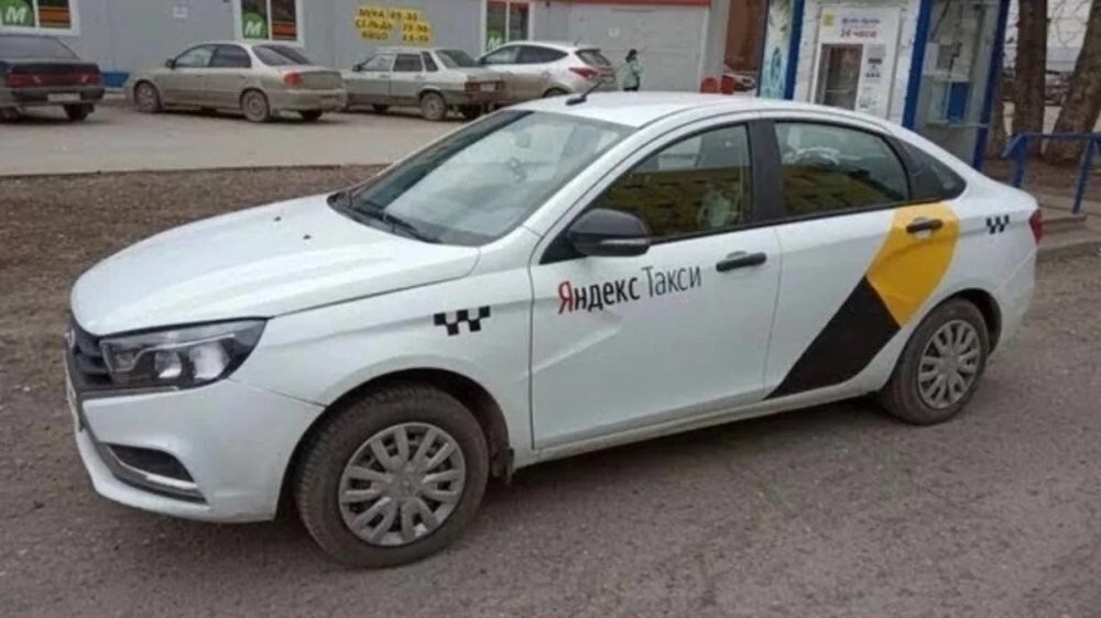 Московский таксопарк закупил автомобили Lada Vesta, и за три месяца уже десятки раз обратился к дилеру из-за повального количества проблем
