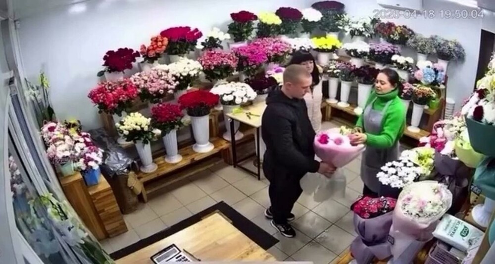 Парень похитил букет из цветочного магазина