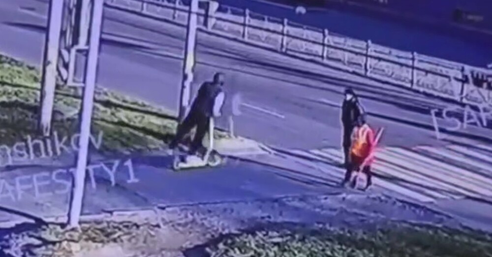 Самокатчик влетел в пенсионерку, а потом скрылся