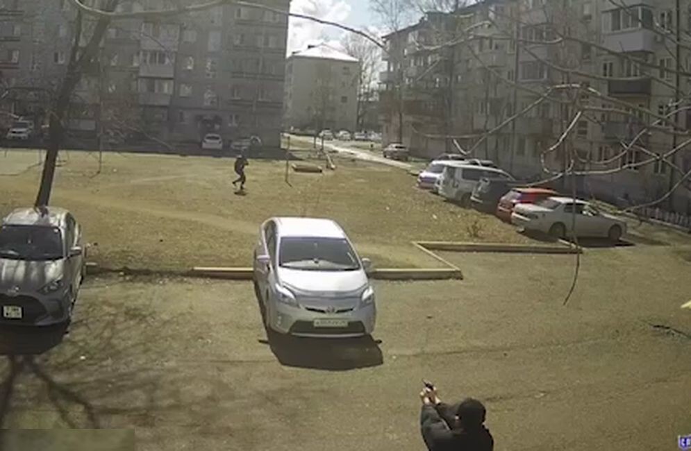Мужчина нашёл пистолет, сам вызвал полицию, устроил перестрелку и получил пулю в ногу
