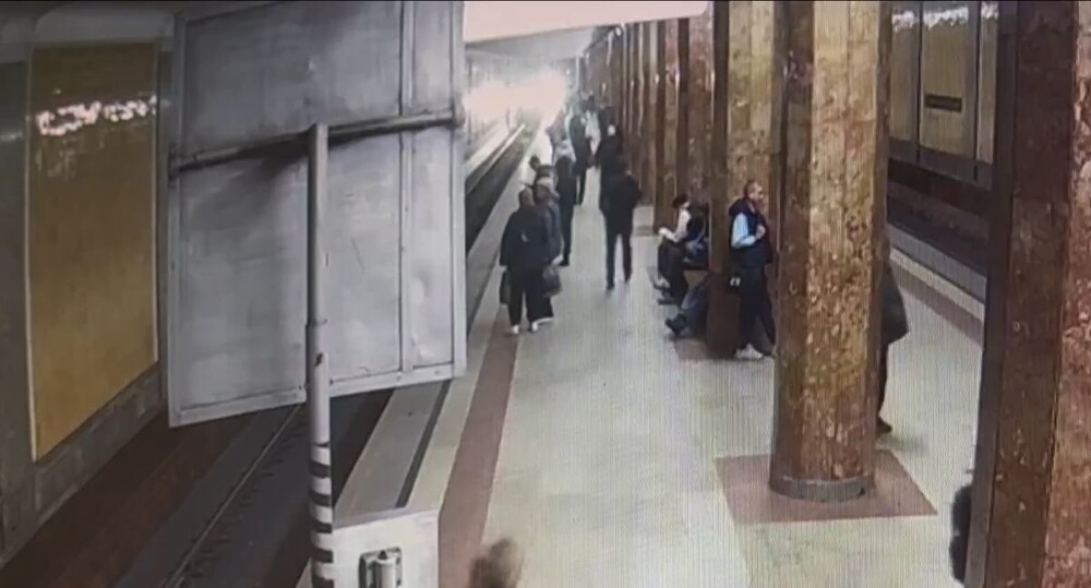 Парень залип в телефон в метро и чуть не погиб