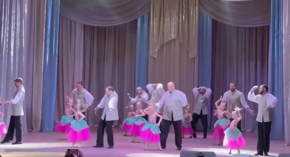 Папы станцевали с дочками на школьном концерте