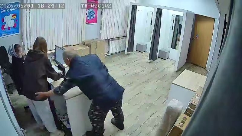 В ПВЗ пожилой мужчина неподобающим образом повёл себя с сотрудницей