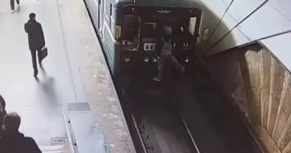 Нетрезвый пассажир прокатился на хвостовой части поезда в московском метро