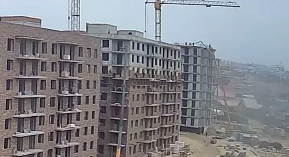 Рабочие упали с высоты на стройке в Бурятии