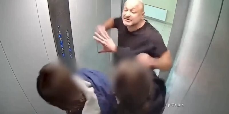 В Новосибирске неадекват избил подростков в лифте из-за шума от качелей