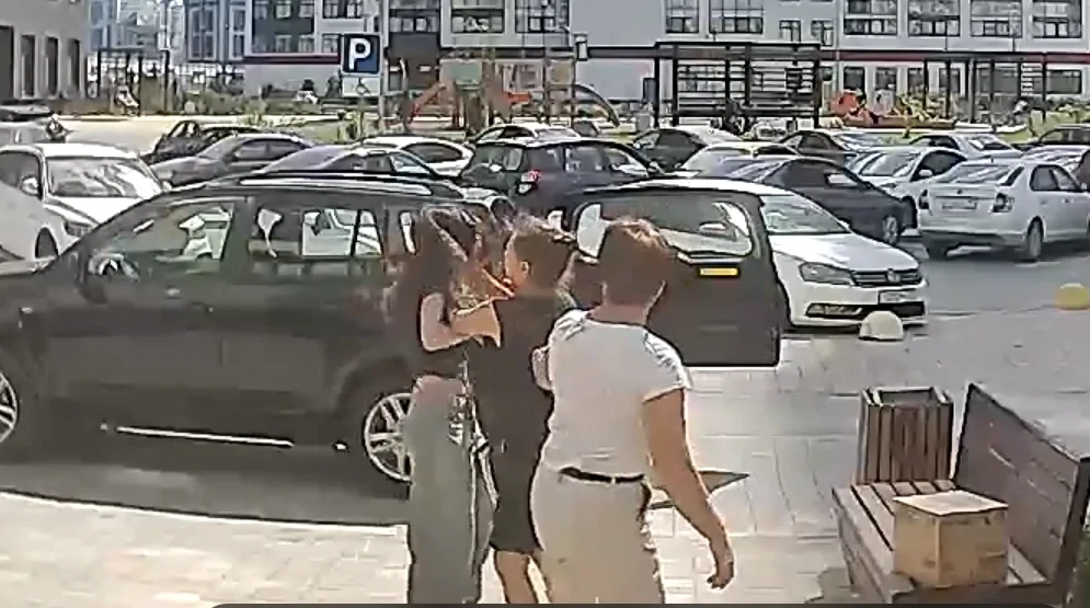 В Екатеринбурге соседка напала на школьницу, которая громко слушала музыку
