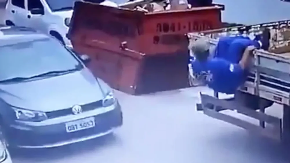 Водитель протянул руку помощи в самом буквальном смысле