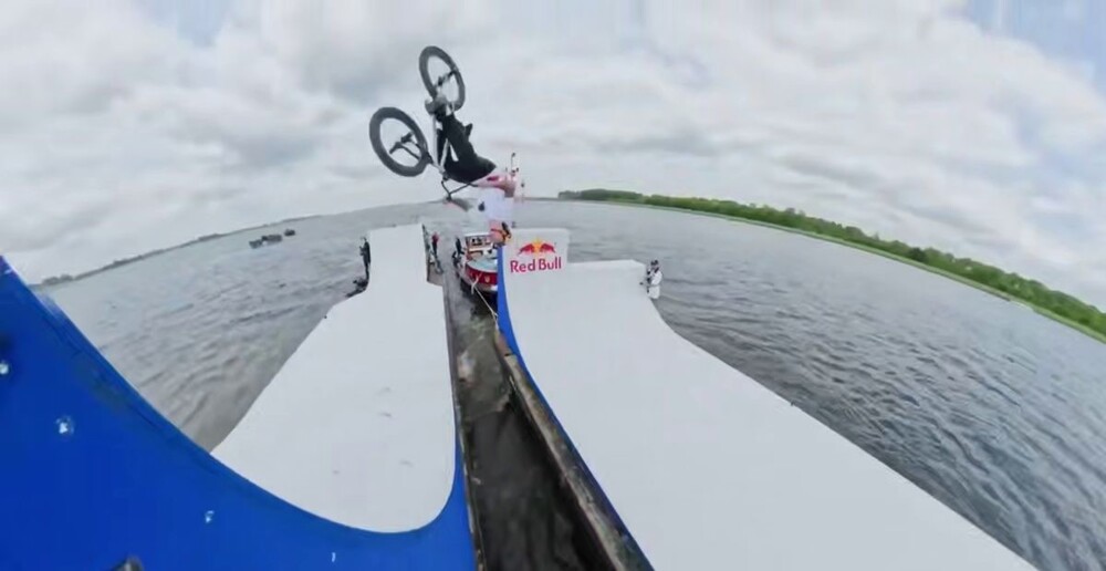 Трюк на BMX между плывущими лодками
