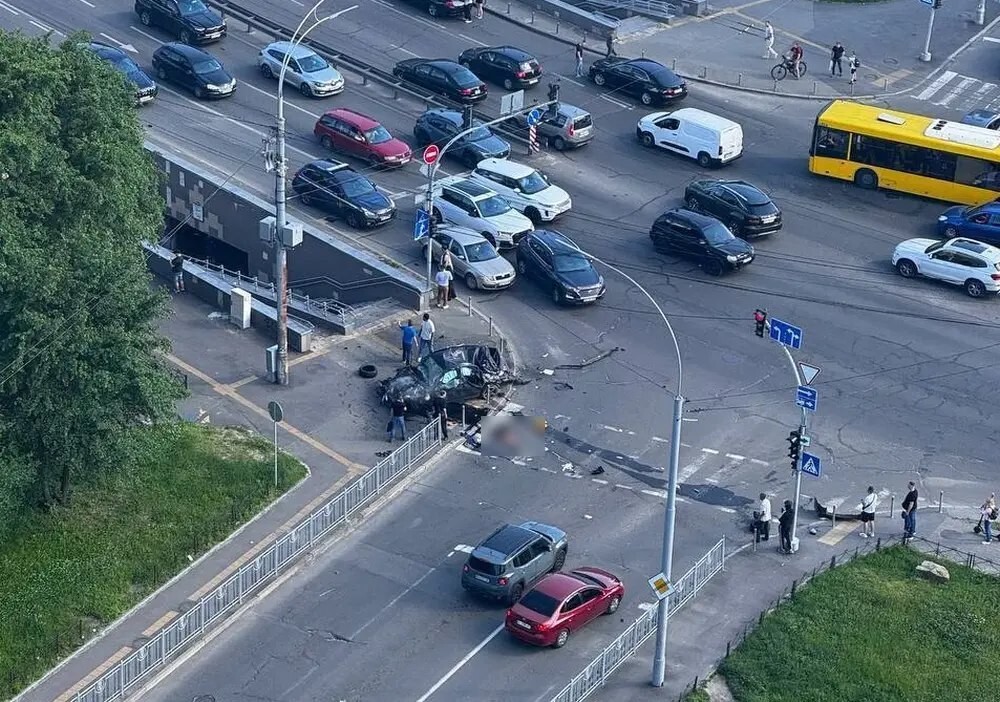 Жесть из Киева. Водитель на огромной скорости влетел в подземный переход