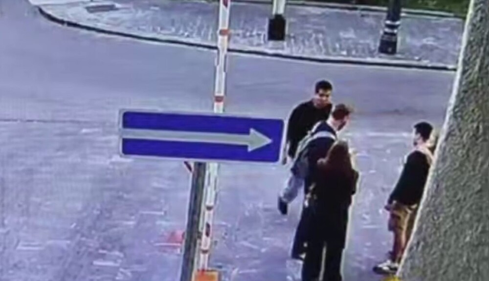 Парень избил незнакомца, приставшего к%20его%20другу