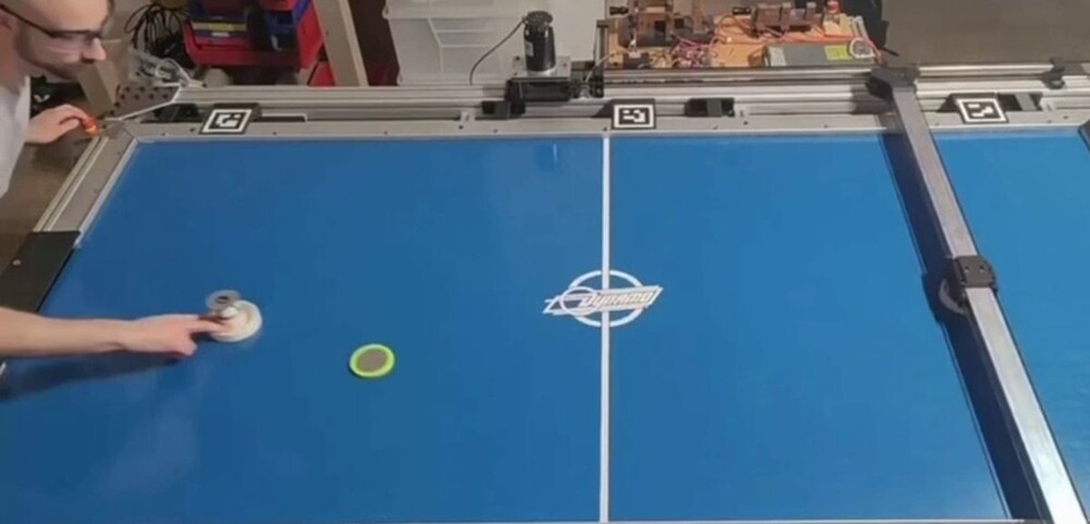Робот для игры в аэрохоккей