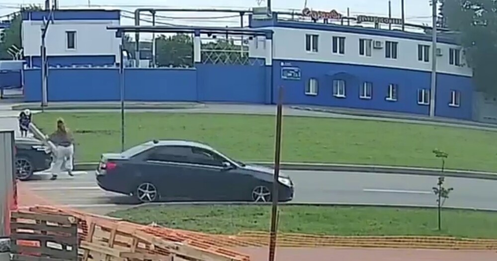В Татарстане водитель сбил девушку, а потом отнёс её в свою машину