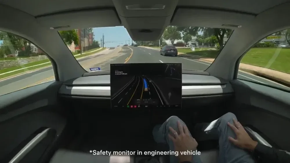 Tesla без руля и педалей выехала на дороги