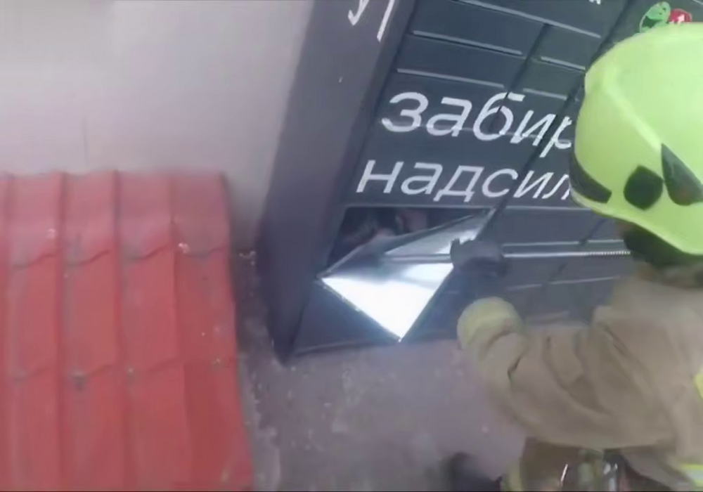Необычная спасательная операция: девушку доставали из почтомата