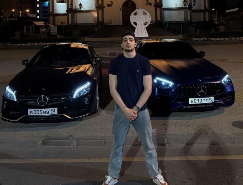 В%20Краснодаре мужчины на%20Mercedes-Benz сняли провокационный ролик на%20паперти храма
