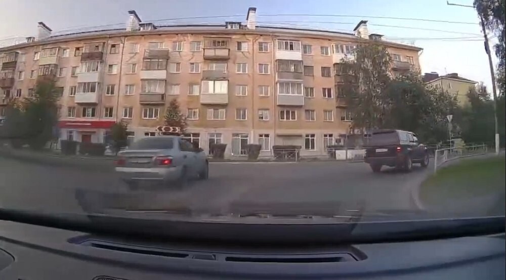 Впечатал машину в жилой дом
