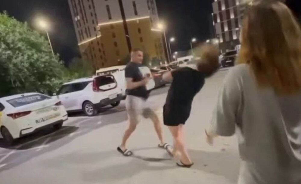 В Тюмени мужик вырубил девушку, которая писала в кустах