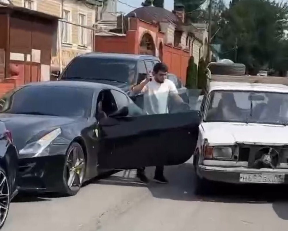 В Дагестане Жигули столкнулись с Ferrari