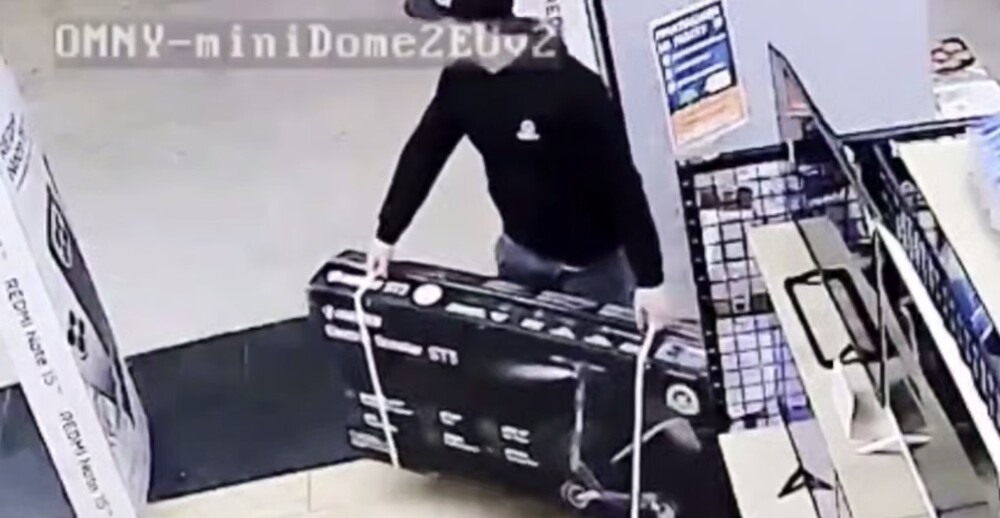 Мужчина украл электросамокат из магазина в Москве